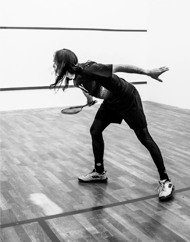 deportista jugando al squash con teleraqueta